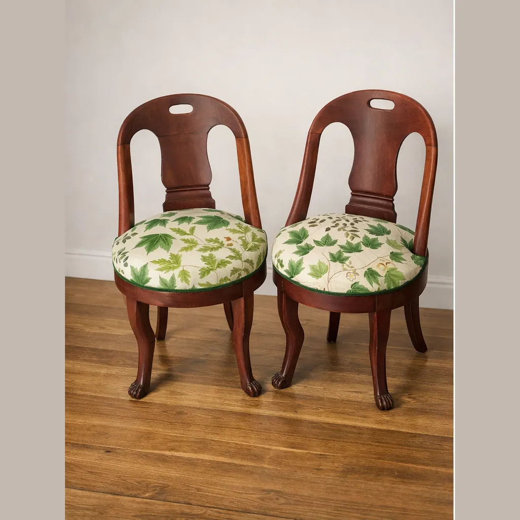 Chaises anciennes restaurées et garnies de tissus à motifs végétaux