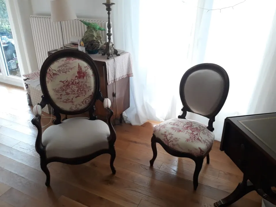 Deux sièges anciens retapissés en toile de Jouy rouge et blanc, dans un salon